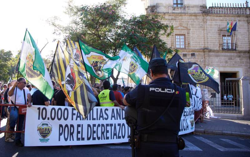 El taxi andaluz protesta ante el Parlamento contra «el abandono» de la Junta