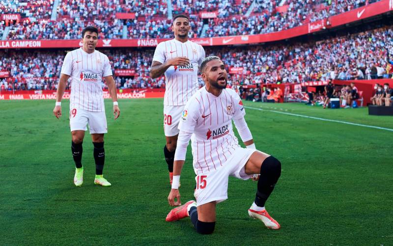 El Sevilla gana 2-0 un partido que acabó con diez