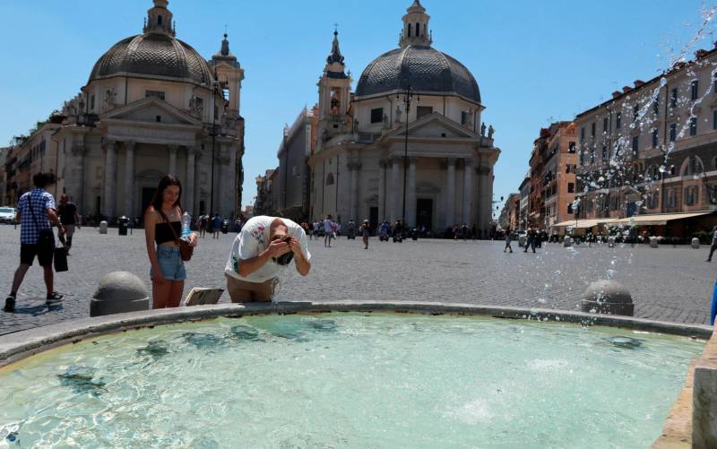 Una persona refrescándose en una fuente de Roma durante la ola de calor. EFE/Antonello Nusca