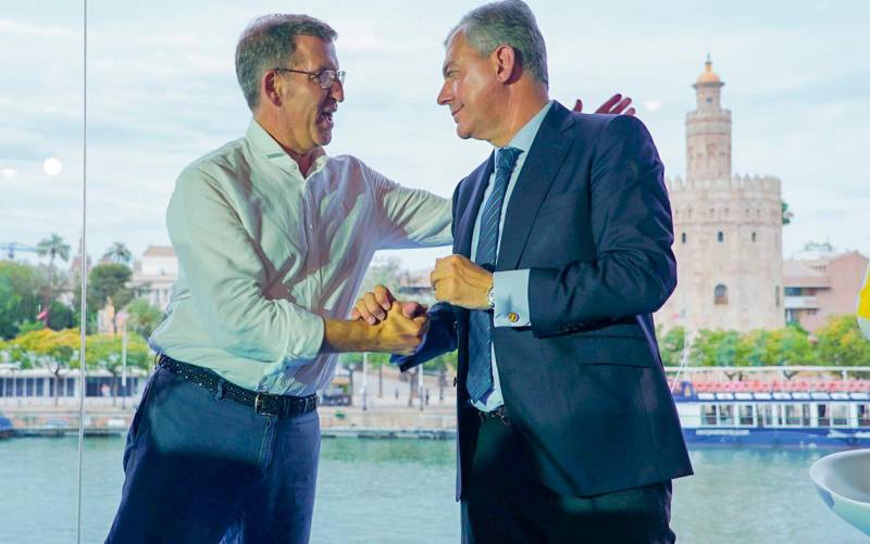El presidente del PP, Alberto Núñez Feijóo, saluda a José Luis Sanz, alcalde electo de Sevilla, este martes. / Francisco J. Olmo - Europa Press