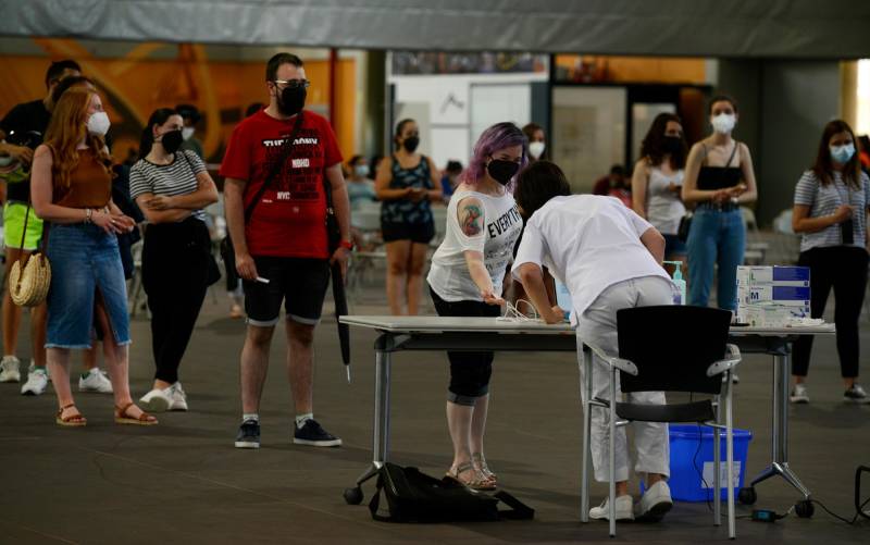 Los jóvenes españoles se vacunan en masa pese a la estigmatización
