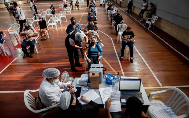 Andalucía vacuna a 71.000 esenciales «descolgados» de la campaña