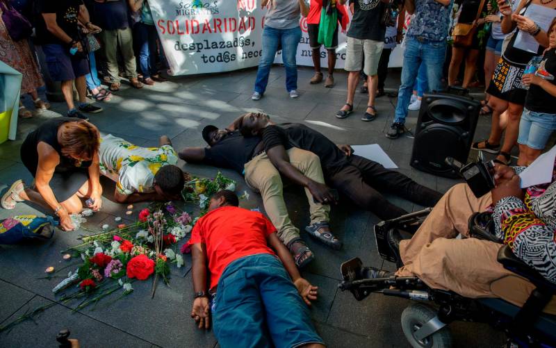 Protestan en Sevilla por la muerte de una treintena de inmigrantes en Melilla