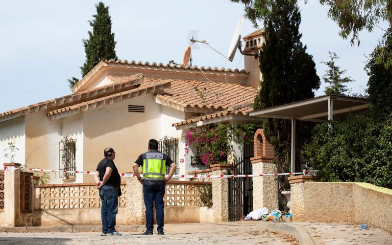 Miembros de la Policía Nacional vigilan la entrada a la vivienda donde una mujer de 50 años ha sido apuñalada en Benajarafe (Málaga). EFE/Daniel Pérez
