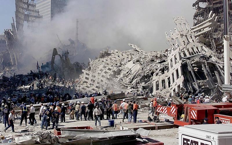 Bomberos y personal de rescate ante los escombros de las torres del World Trade Center. / EFE