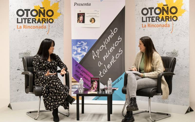  La escritora charló sobre su segunda novela con la periodista Esther Pérez (Foto: Francisco J. Domínguez)