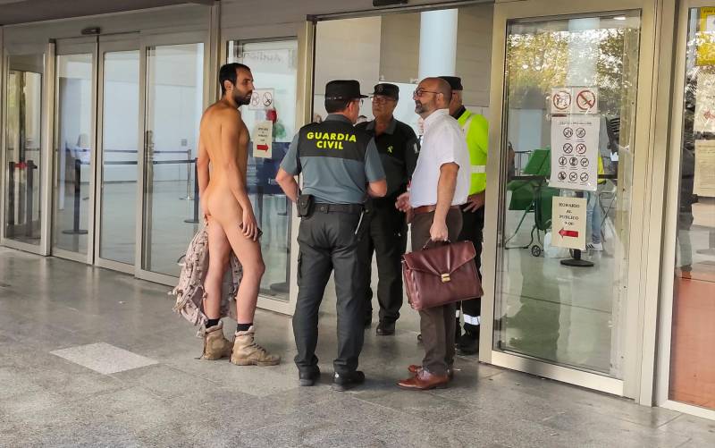 Un joven intenta acceder desnudo a un juicio por exhibicionismo