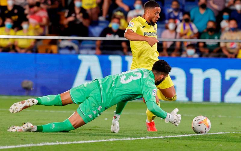 Danjuma marca la diferencia y el Betis cae en Villarreal (2-0)