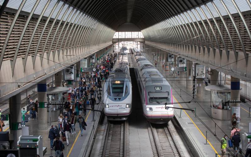 Llegada de pasajeros en el AVE procedente de Madrid a la Estación de Santa Justa. / E.P.