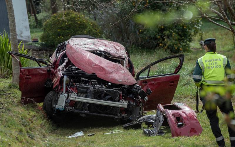 Cuatro personas han fallecido, una ha resultado herida de gravedad y otra de carácter leve, todas ocupantes del mismo vehículo, en un accidente de tráfico en Xove (Lugo). EFE/Emilio Pérez