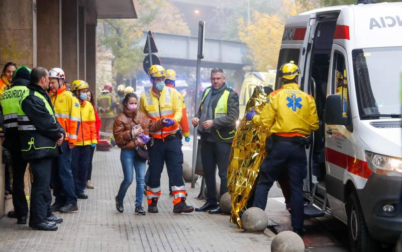 Personal sanitario y de seguridad realizan su trabajo este miércoles en la estación de Montcada i Reixac (Barcelona) donde la colisión de dos trenes de la línea R4 de cercanías ha provocado 155 heridos. EFE/Marta Pérez