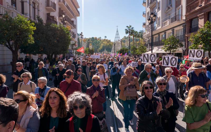 Miles de personas se manifiestan en Andalucía contra la privatización de la sanidad