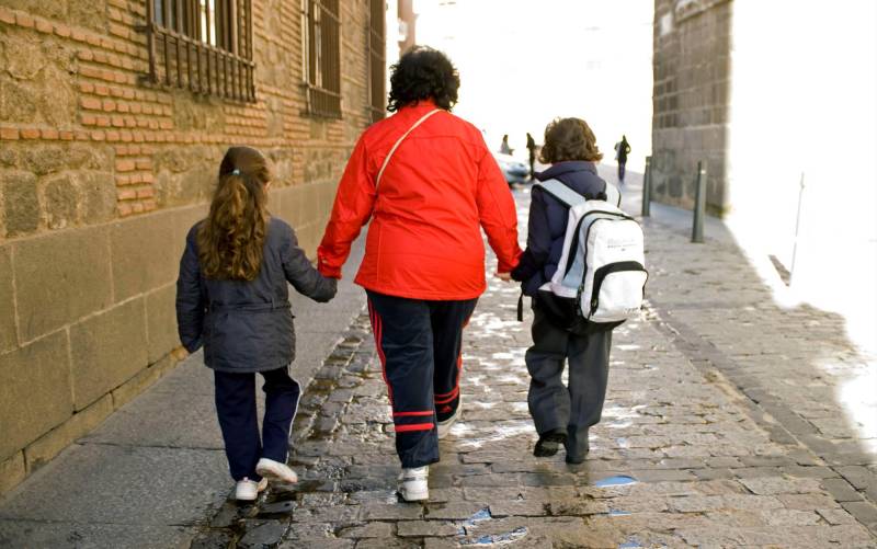 Las españolas tienen menos hijos y más tarde de su intención