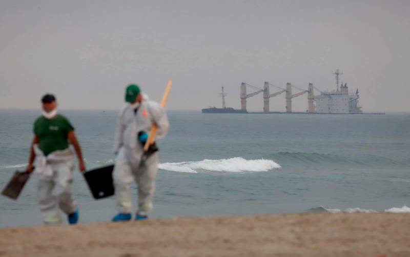  Trabajadores municipales en la playa de Santa Bárbara en La Línea con restos del vertido del OS 35. / Nono Rico