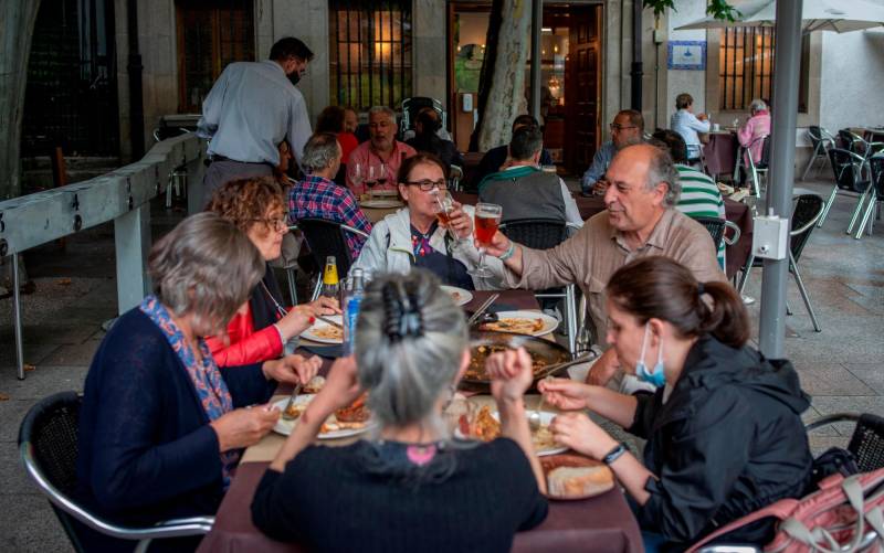 Personas comen en la terraza de un restaurante. EFE/ Brais Lorenzo