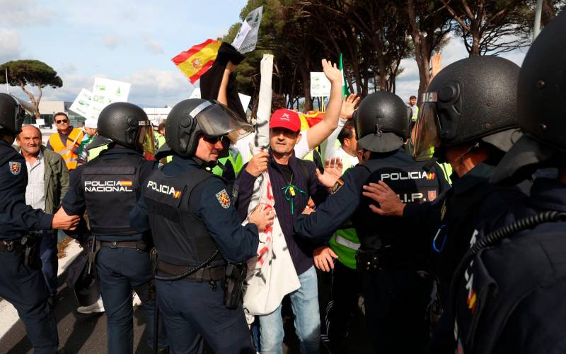Agricultores discuten con las fuerzas del orden en las protestas agrarias en Algeciras este jueves. / E.P.