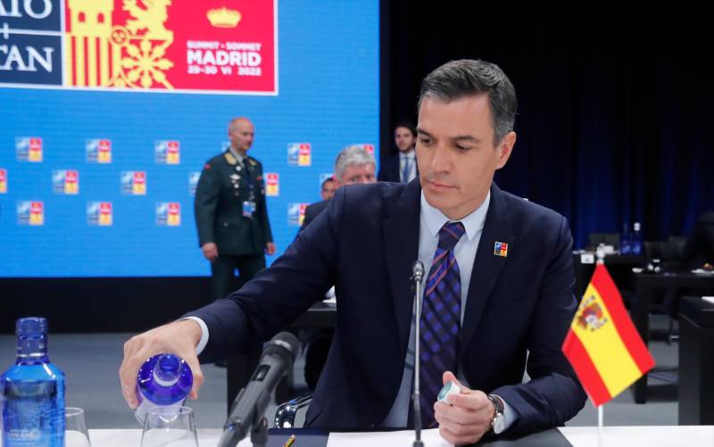 La OTAN se disculpa por la bandera de España en la mesa de Sánchez