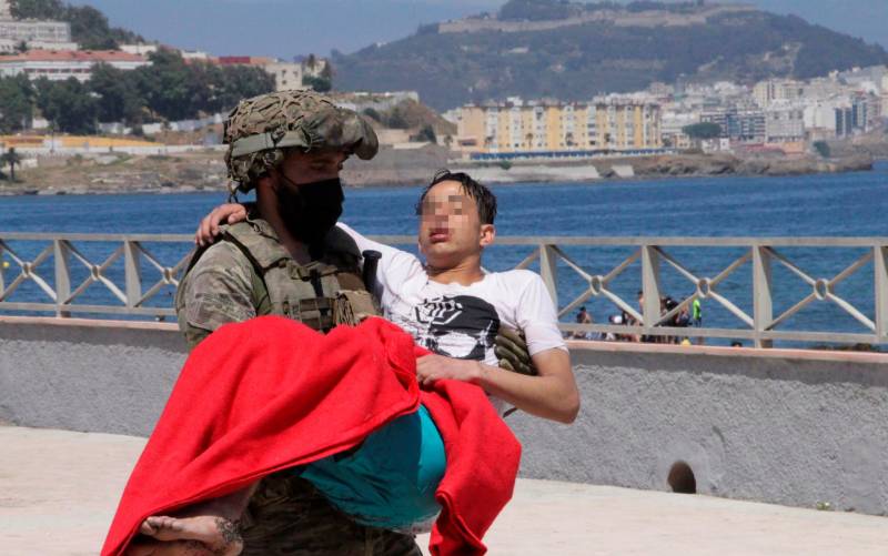 Un soldado traslada a un inmigrante en la playa fronteriza de El Tarajal de Ceuta,. EFE/ Reduan