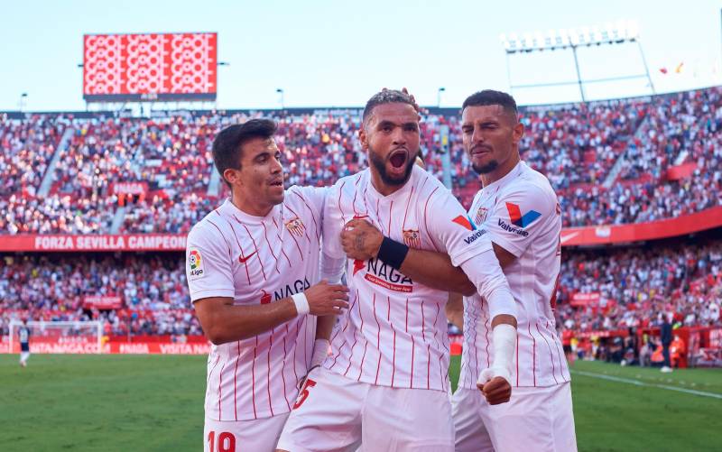 El Sevilla gana 2-0 un partido que acabó con diez