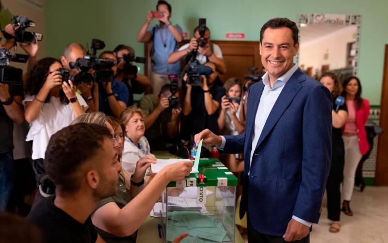 El presidente de la Junta y candidato del PP a la reelección, Juanma Moreno, ejerce su derecho al voto en el colegio Sagrado Corazón de Málaga. EFE/Carlos Díaz