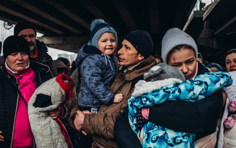 Varias personas con niños esperan para cruzar el río de Irpin, a 5 de marzo de 2022, en Irpin (Ucrania). Diego Herrera - Europa Press