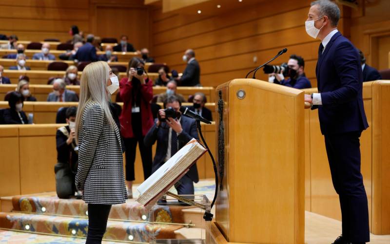 Una senadora de ERC acata la Constitución «hasta la constitución de la república catalana»