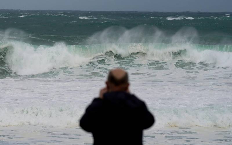 Un hombre observa las olas durante el frente meteorológico, a 23 de febrero de 2024. M. Dylan / Europa Press