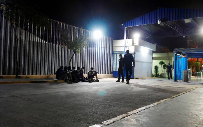  Varios migrantes de origen subsahariano permanecen bajo vigilancia policial tras acceder a Melilla. EFE/Paqui Sánchez