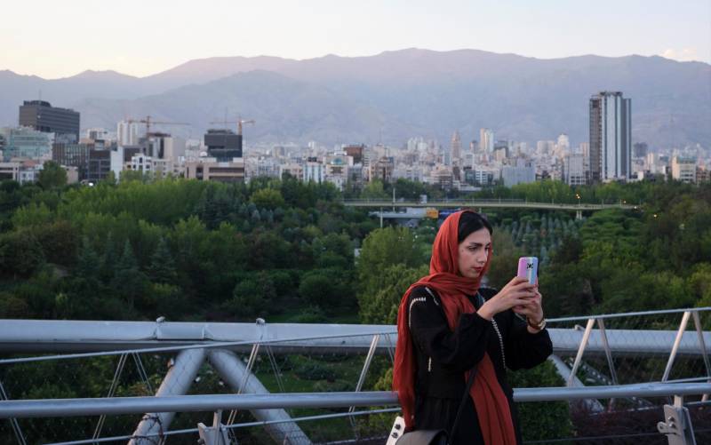 Una joven se hace un selfi en el popular puente Tabiat de Teherán. La muerte de Mahsa Amini ha desatado unas protestas sin precedentes por la obligatoriedad del velo en Irán, pero la discriminación de la mujer en el país persa va mucho más allá. EFE/Jaime León