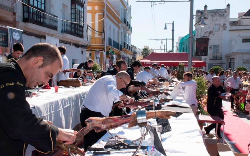 Un momento de la Feria de Cortadores Solidarios de Jamón de San Fernando en el año 2018 (Foto: Asociación de Reyes Magos de San Fernando)
