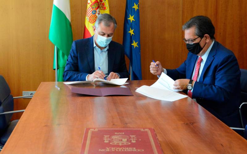 El alcalde de Tomares, José Luis Sanz, y el presidente de la Fundación Cajasol, Antonio Pulido, firmando el convenio de colaboración para la rehabilitación de la Hacienda Montefuerte con fines culturales.