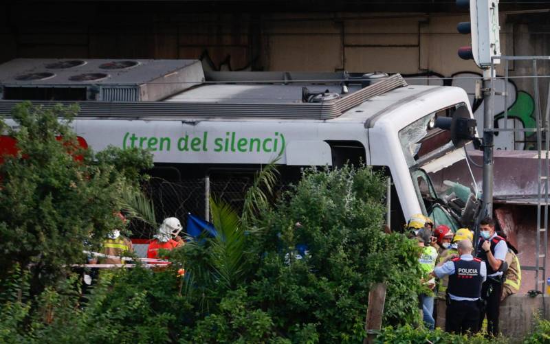 Un muerto y 85 heridos por un choque de trenes en Sant Boi de Llobregat