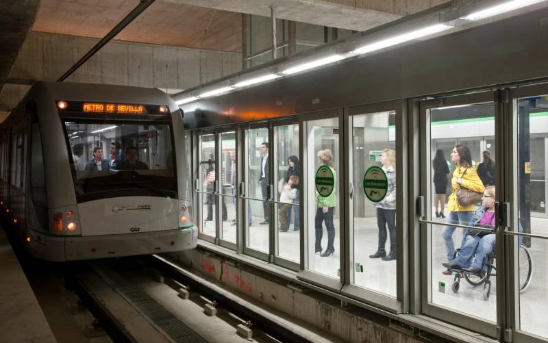 El Metro de Sevilla circulando por una de sus estaciones. / El Correo