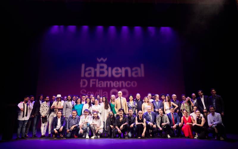 Foto de familia durante la presentación de la Bienal de Flamenco de Sevilla en el Teatro Lope de Vega.