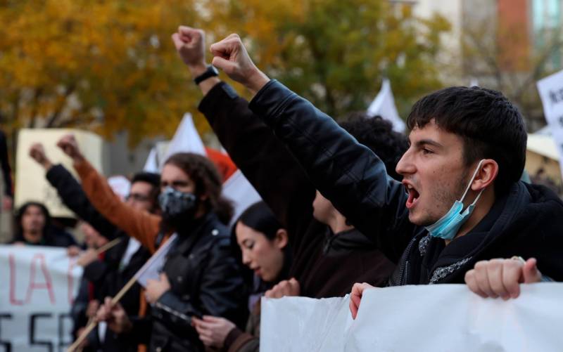 Organizaciones de estudiantes participan en una protesta contra las reformas universitarias y en defensa de una universidad pública de calidad. EFE/ Kiko Huesca