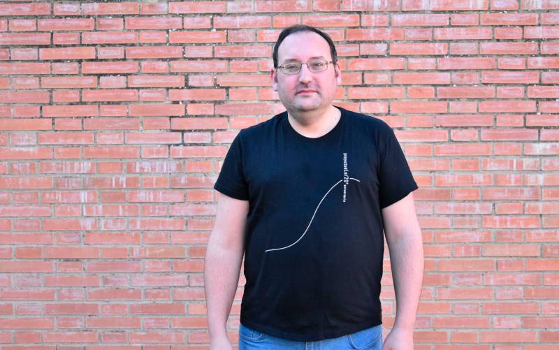 Carlos Cansino dirige la agrupación musical proyectoeLe, referente de la cultura contemporánea, y es profesor de percusión en el Conservatorio Francisco Guerrero, de Sevilla.