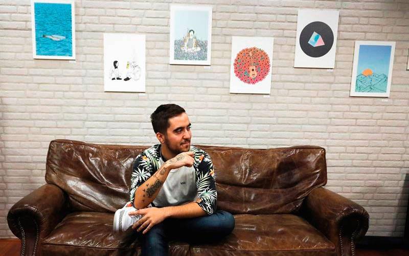 l cantante español Beret posa este miércoles durante una entrevista en la sede de la productora Warner en Madrid. EFE/ David Fernández