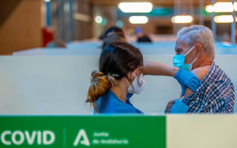Andalucía entra en el otoño con el 90% de los mayores de 12 años vacunados