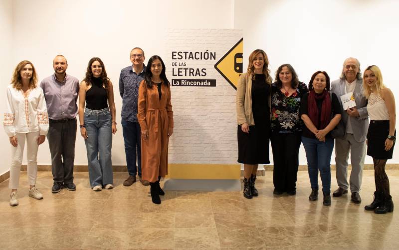 Elenco de poetas participantes en el VIII Encuentro, acompañados por la moderadora del acto, Miriam Nisa, y la delegada de Cultura, Raquel Vega (ambas en el centro) (Foto: Francisco J. Domínguez)