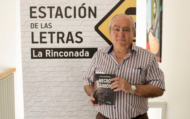 José Campanario, escritor natural y vecino de La Rinconada, con su última novela, ‘Negro carbón’ (Foto: Francisco J. Domínguez)