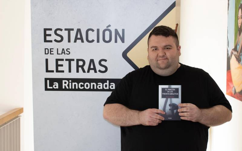 El autor local Manu Mitchell en La Estación de las Letras de La Rinconada (Foto: Francisco J. Domínguez)