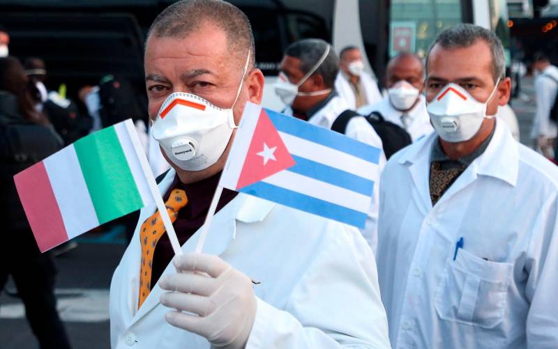Médicos cubanos llegan a Italia para colaborar en la pandemia del coronavirus. / EFE