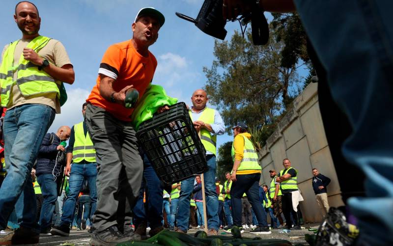 Agricultor tira hortalizas al suelo en las protestas agrarias en Algeciras,Nono Rico (Europa Press) 
