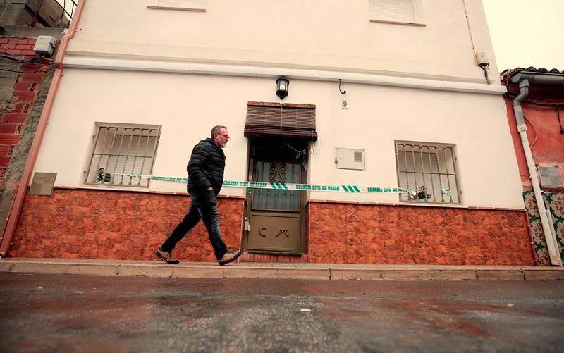 Una persona pasa ante la casa del autor confeso del crimen de Marta Calvo, Jorge Ignacio T.J. / EFE