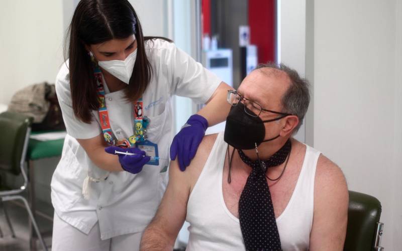 Vacunación a personas entre 70 y 74 años./ Fotografía de Europa Press.
