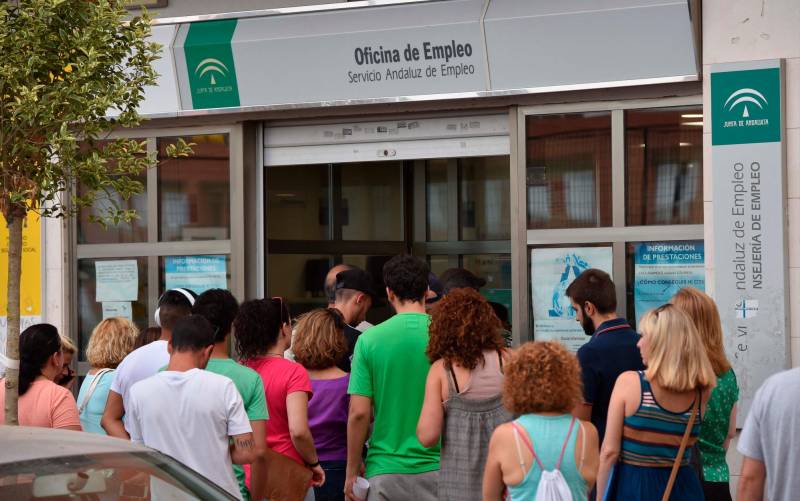 El paro sube en Andalucía en 4.416 personas tras la caída histórica en España