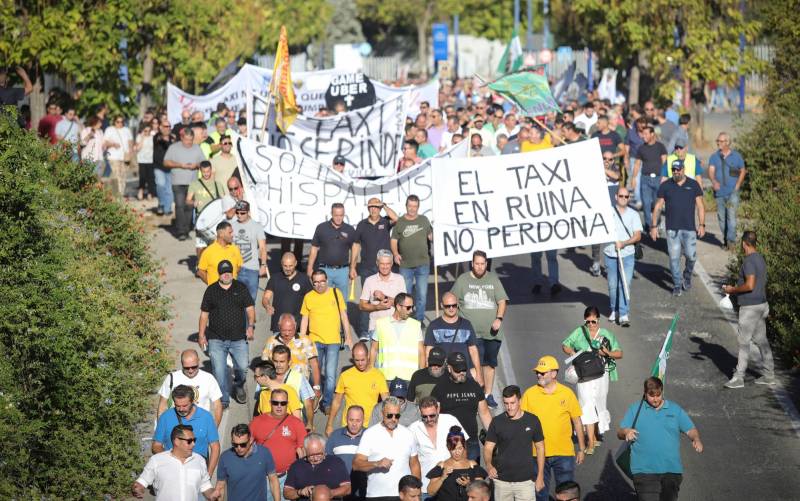 El taxi vuelve a la calle en Sevilla por tercera vez en un mes