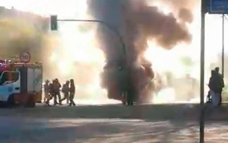 Un autobús sale ardiendo en la Ronda del Tamarguillo