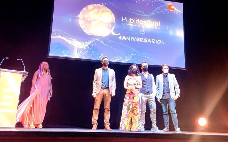 La cantante Lucrecia y los representantes de Seis60 durante la entrega de premios de PubliFestival. 