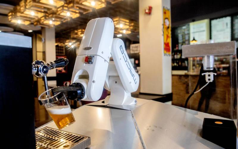 Un bar de Sevilla instala un brazo robótico para servir cervezas